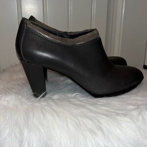 Anne Klein Dalayne Dark Grey Leather Ankle Booties Sz 8 y2K Zipper Detail